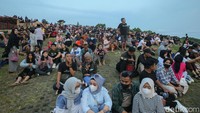Wisatawan berkumpul untuk menikmati pemandangan matahari terbenam di bukit paralayang Watugupit, Gunung Kidul, Yogyakarta.