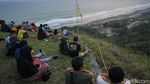 Tumpah Ruah Wisatawan di Bukit Paralayang Gunung Kidul