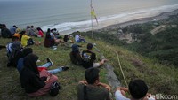 Berlokasi di sebelah timur pantai Parangtritis, Bantul, cukup ditempuh dengan waktu 10 menit menggunakan kendaraan bermotor. Menjadi alternatif tempat wisata saat berkunjung ke Yogyakarta.