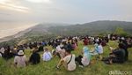 Tumpah Ruah Wisatawan di Bukit Paralayang Gunung Kidul
