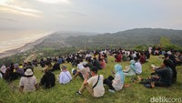Wisatawan memadati objek wisata bukit paralayang Watugupit, Giricahyo, Purwosari, Gunung Kidul, Yogyakarta, Rabu (4/5/2022).