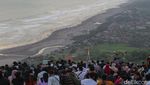 Tumpah Ruah Wisatawan di Bukit Paralayang Gunung Kidul