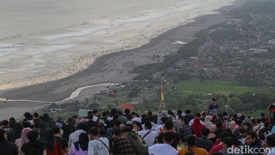 Tumpah Ruah Wisatawan di Bukit Paralayang Gunung Kidul