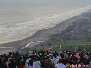 Tumpah Ruah Wisatawan di Bukit Paralayang Gunung Kidul