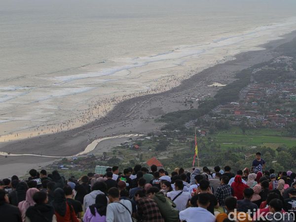 Tumpah Ruah Wisatawan di Bukit Paralayang Gunung Kidul