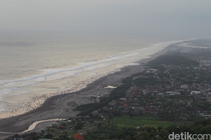 Wisatawan padati objek wisata bukit paralayang Watugupit, Giricahyo, Purwosari, Gunung Kidul, Yogyakarta, Rabu (4/5/2022). Objek wisata bukit paralayang Watugupit menyuguhkan pemandangan garis pantai selatan kabupaten Bantul, Yogyakarta saat matahari terbenam. Keindahan senja berpadu dengan garis pantai momen indah yang dinantikan wisatawan.
