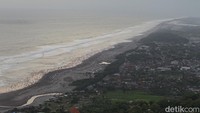 Objek wisata bukit paralayang Watugupit menyuguhkan pemandangan garis pantai selatan kabupaten Bantul, Yogyakarta saat matahari terbenam. Keindahan senja berpadu dengan garis pantai momen indah yang dinantikan wisatawan.