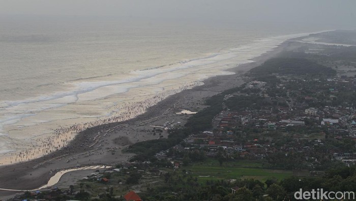 Menanti Senja di Bukit Paralayang Gunung Kidul, tapi Ramai Banget Wisatawan padati objek wisata bukit paralayang Watugupit, Giricahyo, Purwosari, Gunung Kidul, Yogyakarta, Rabu (4/5/2022). Objek wisata bukit paralayang Watugupit menyuguhkan pemandangan garis pantai selatan kabupaten Bantul, Yogyakarta saat matahari terbenam. Keindahan senja berpadu dengan garis pantai momen indah yang dinantikan wisatawan.