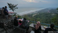 Tak sedikit juga yang membawa anak serta keluarga.