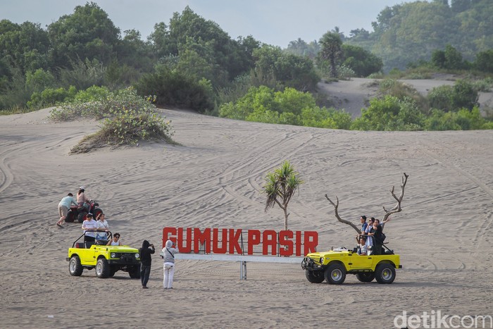 Wisatawan menggunakan kendaraan ATV roda empat menjelajahi objek wisata Gumuk Pasir di Bantul, Yogyakarta, RAbu (4/5/2022). Gumuk Pasir yang berada di pesisir selatan Yogyakarta tersebut merupakan salah satu destinasi wisata alam favorit di Kabupaten Bantul.