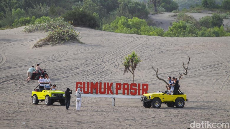 Menikmati Wahana Wisata Gumuk Pasir di Bantul Yogyakarta Wisatawan menggunakan kendaraan ATV roda empat menjelajahi objek wisata Gumuk Pasir di Bantul, Yogyakarta, RAbu (4/5/2022). Gumuk Pasir yang berada di pesisir selatan Yogyakarta tersebut merupakan salah satu destinasi wisata alam favorit di Kabupaten Bantul.