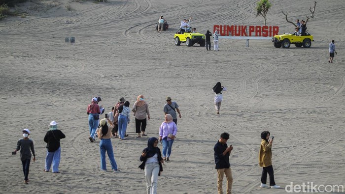 Wisatawan menggunakan kendaraan ATV roda empat menjelajahi objek wisata Gumuk Pasir di Bantul, Yogyakarta, RAbu (4/5/2022). Gumuk Pasir yang berada di pesisir selatan Yogyakarta tersebut merupakan salah satu destinasi wisata alam favorit di Kabupaten Bantul.