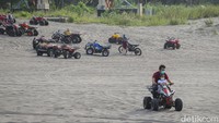 Wisatawan menggunakan kendaraan ATV roda empat menjelajahi objek wisata Gumuk Pasir di Bantul, Yogyakarta, RAbu (4/5/2022).
