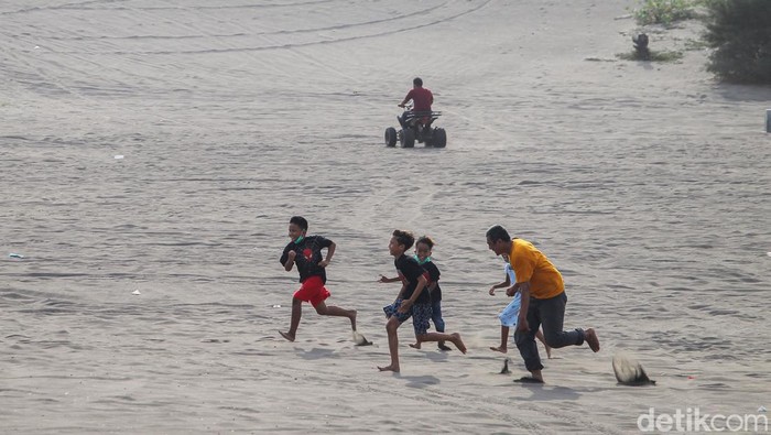 Wisatawan menggunakan kendaraan ATV roda empat menjelajahi objek wisata Gumuk Pasir di Bantul, Yogyakarta, RAbu (4/5/2022). Gumuk Pasir yang berada di pesisir selatan Yogyakarta tersebut merupakan salah satu destinasi wisata alam favorit di Kabupaten Bantul.