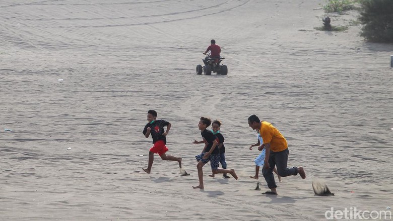 Menikmati Wahana Wisata Gumuk Pasir di Bantul Yogyakarta Wisatawan menggunakan kendaraan ATV roda empat menjelajahi objek wisata Gumuk Pasir di Bantul, Yogyakarta, RAbu (4/5/2022). Gumuk Pasir yang berada di pesisir selatan Yogyakarta tersebut merupakan salah satu destinasi wisata alam favorit di Kabupaten Bantul.