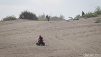 Musim libur lebaran, objek wisata Gumuk Pasir Bantul menjadi alternatif yang letaknya tidak jauh dari Pantai Parangtritis, Bantul.