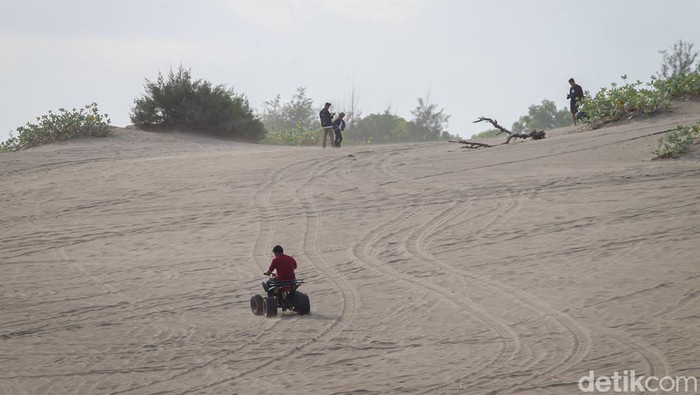 Wisatawan menggunakan kendaraan ATV roda empat menjelajahi objek wisata Gumuk Pasir di Bantul, Yogyakarta, RAbu (4/5/2022). Gumuk Pasir yang berada di pesisir selatan Yogyakarta tersebut merupakan salah satu destinasi wisata alam favorit di Kabupaten Bantul.