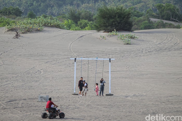 Wisatawan menggunakan kendaraan ATV roda empat menjelajahi objek wisata Gumuk Pasir di Bantul, Yogyakarta, RAbu (4/5/2022). Gumuk Pasir yang berada di pesisir selatan Yogyakarta tersebut merupakan salah satu destinasi wisata alam favorit di Kabupaten Bantul.