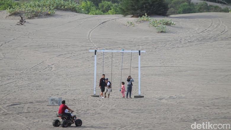 Menikmati Wahana Wisata Gumuk Pasir di Bantul Yogyakarta Wisatawan menggunakan kendaraan ATV roda empat menjelajahi objek wisata Gumuk Pasir di Bantul, Yogyakarta, RAbu (4/5/2022). Gumuk Pasir yang berada di pesisir selatan Yogyakarta tersebut merupakan salah satu destinasi wisata alam favorit di Kabupaten Bantul.