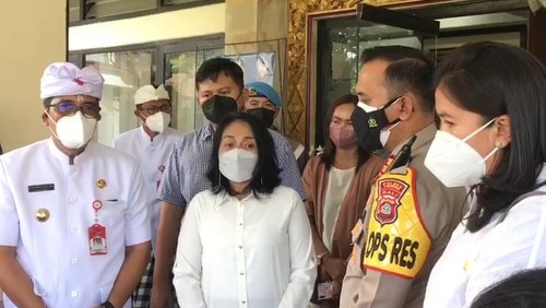 Menteri Pemberdayaan Perempuan dan Anak (PPA), I Gusti Ayu Bintang Darmawati saat mendatangi Polres Tabanan.