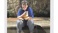 Menur cukup santai tak hanya dalam bergaya sehari-hari tapi juga momen kulinerannya. Saat menikmati minuman dingin di pinggir jalan ini contohnya. Foto: Instagram @menursoekarno77