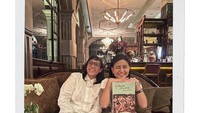 Jadi penggemar Awkarin, mereka berdua sering bertemu untuk berdiskusi. Mereka juga sempat makan malam berdua di salah satu kafe dengan konsep klasik yang vintage. Foto: Instagram @menursoekarno77