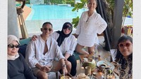 Liburan bareng ke Bali, Moenir ditemani Melly Goeslaw dan Anto Hoed makan siang bareng di Desa Potato Heads. Mereka di sana menyantap aneka hidangan khas Western. Foto: Instagram @menursoekarno77