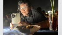 Makan di salah satu restoran Jimbaran yang ada di Bali. Moenir tangkap momen spesial saat mengabadikan makanan yang ada di piringnya, dengan sinar lampu temaram dan pemandangan alam Bali yang indah. Foto: Instagram @menursoekarno77