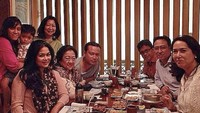 Di tahun 2013, Moenir pernah makan siang bareng dengan Megawati Soekarnoputri di salah satu restoran khas Jepang. Ia mengakui bahwa momen itu termasuk momen makan-makan yang langka. Foto: Instagram @menursoekarno77
