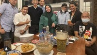 Bareng Melly Goeslaw lagi, mereka adakan menu buka puasa bersama yang enak di rumah Melly. Moenir juga jadir menyantap aneka sop, sayuran, dan buah-buahan segar. Foto: Instagram @menursoekarno77