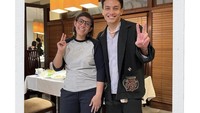 Acara buka puasa Moenir jadi lebih spesial. Dengan kehadiran bintang tamu spesial dengan Jefri Nichol yang akrab dengannya. Foto: Instagram @menursoekarno77