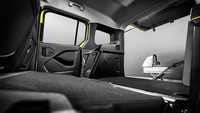 Bisa juga dilipat sampai rata jika ingin memuat barang. Foto: Mercedes-Benz