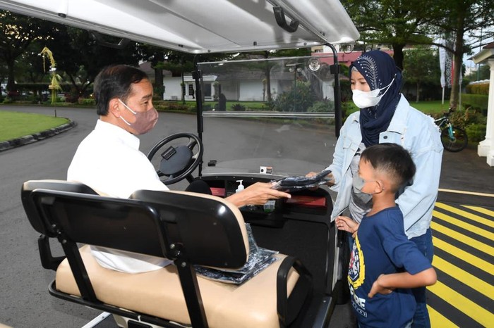 Momen Lebaran Jokowi Bersama Cucu: Naik Delman-Bagikan Kaus ke Warga Momen Lebaran dimanfaatkan Presiden Joko Widodo (Jokowi) untuk berkumpul dengan keluarga di Istana Kepresiden Yogyakarta. Bersama cucunya, Jokowi naik delman hingga bagikan kaus ke warga Jogja.