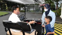 Salah seorang warga asal Solo bernama Dewi mengaku tidak menyangka dipanggil Jokowi untuk masuk ke halaman Istana Yogyakarta. Dewi sempat berbincang dengan Jokowi dan diberi kaus. (Lukas - Biro Pers Sekretariat Presiden)