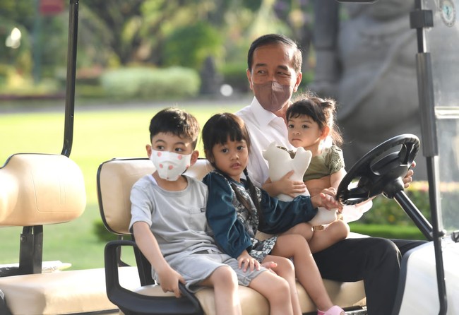Selain Jan Ethes, adiknya La Lembah Manah juga sempat ikut Presiden Jokowi menyapa warga Yogyakarta. Anak kedua Gibran Rakabuming Raka dan Selvi Ananda itu tampak dipangku Jokowi saat berkeliling naik delman dan naik mobil golf. Foto: (Lukas - Biro Pers Sekretariat Presiden)