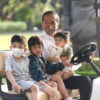 Selain Jan Ethes, adiknya La Lembah Manah juga sempat ikut Presiden Jokowi menyapa warga Yogyakarta. Anak kedua Gibran Rakabuming Raka dan Selvi Ananda itu tampak dipangku Jokowi saat berkeliling naik delman dan naik mobil golf. Foto: (Lukas - Biro Pers Sekretariat Presiden)