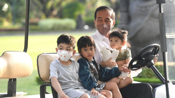 Momen Lebaran dimanfaatkan Presiden Joko Widodo (Jokowi) untuk berkumpul dengan keluarga di Istana Kepresiden Yogyakarta. Bersama cucunya, Jokowi naik delman hingga bagikan kaus ke warga Jogja.