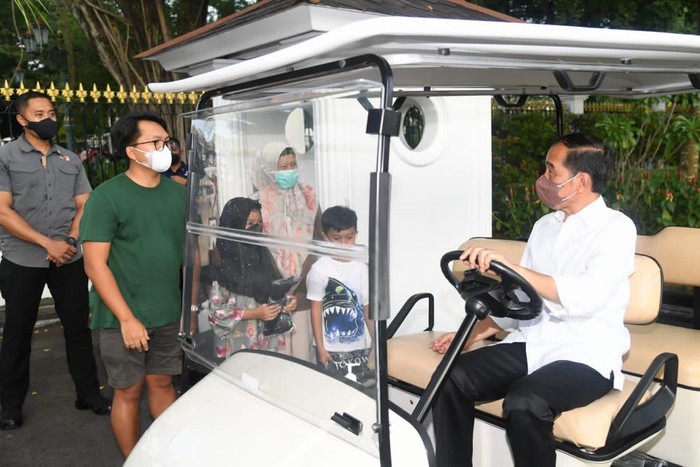 Momen Lebaran Jokowi Bersama Cucu: Naik Delman-Bagikan Kaus ke Warga Momen Lebaran dimanfaatkan Presiden Joko Widodo (Jokowi) untuk berkumpul dengan keluarga di Istana Kepresiden Yogyakarta. Bersama cucunya, Jokowi naik delman hingga bagikan kaus ke warga Jogja.