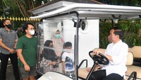 Jokowi kemudian memutar mobil golf yang dinaiki untuk menjemput adik Jan Ethes, La Lembah Manah. Setelah berputar mengelilingi halaman Gedung Agung, mobil golf pun berhenti di depan teras depan Gedung Agung. (Lukas - Biro Pers Sekretariat Presiden)