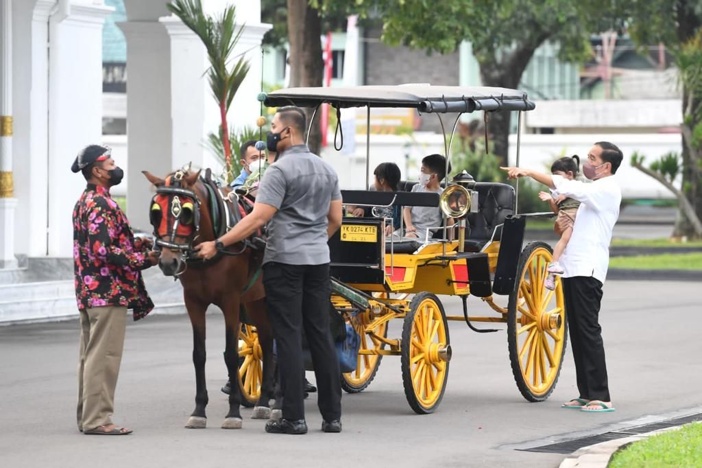Momen Lebaran dimanfaatkan Presiden Joko Widodo (Jokowi) untuk berkumpul dengan keluarga di Istana Kepresiden Yogyakarta. Bersama cucunya, Jokowi naik delman hingga bagikan kaus ke warga Jogja.