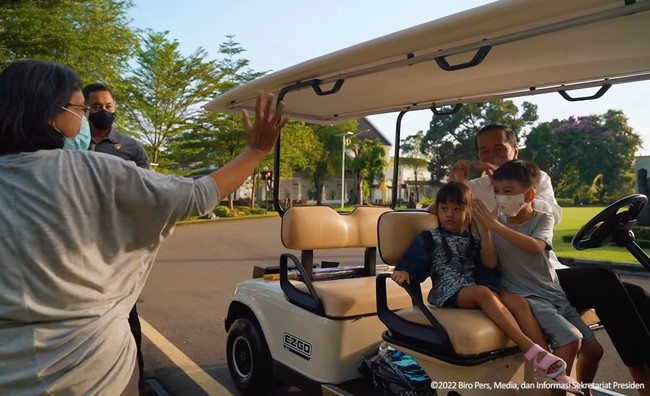 Ada lebih dari 1.787 tweet yang diunggah tentang Jan Ethes. Sebagian besar isi tweet tersebut gemas dengan aksi Jan Ethes selama menemani Presiden Jokowi menyapa warga. Ethes tampak tidak lupa mengucapkan Minal Aidin Wal Faizin pada warga yang mendapatkan kesempatan bertatap muka langsung dengan Jokowi. Foto: Dok. YouTube Sekretariat Presiden