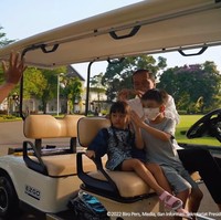 Ada lebih dari 1.787 tweet yang diunggah tentang Jan Ethes. Sebagian besar isi tweet tersebut gemas dengan aksi Jan Ethes selama menemani Presiden Jokowi menyapa warga. Ethes tampak tidak lupa mengucapkan Minal Aidin Wal Faizin pada warga yang mendapatkan kesempatan bertatap muka langsung dengan Jokowi. Foto: Dok. YouTube Sekretariat Presiden