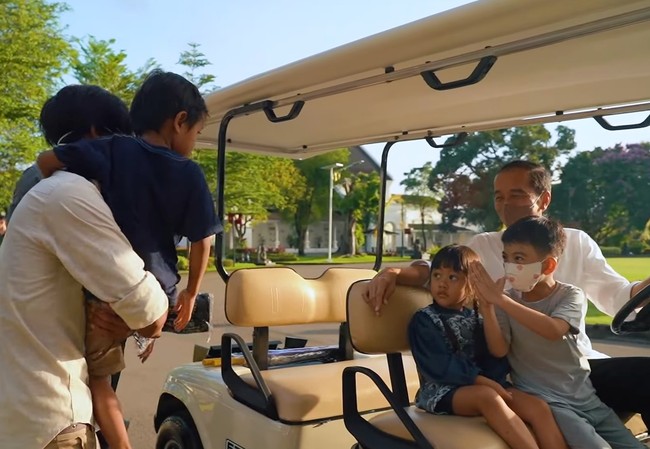 Jan Ethes juga tidak lupa menunjukkan bahasa tubuh tanda meminta maaf yaitu dengan menempelkan kedua telapak tangannya dan mengarahkannya ke depan seolah bersalaman dari jauh dengan warga yang disapa Presiden Jokowi. Foto: Dok. YouTube Sekretariat Presiden