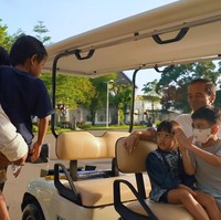 Jan Ethes juga tidak lupa menunjukkan bahasa tubuh tanda meminta maaf yaitu dengan menempelkan kedua telapak tangannya dan mengarahkannya ke depan seolah bersalaman dari jauh dengan warga yang disapa Presiden Jokowi. Foto: Dok. YouTube Sekretariat Presiden