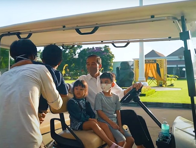 Jan Ethes ikut menemani Presiden Jokowi menyapa warga yang berkumpul di luar halaman Istana Kepresidenan Yogyakarta. Selain Jan Ethes, cucu Jokowi lainnya Sedah Mirah juga ikut duduk bersama sang kakek di mobil golf. Foto: Dok. YouTube Sekretariat Presiden