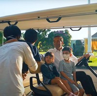 Jan Ethes ikut menemani Presiden Jokowi menyapa warga yang berkumpul di luar halaman Istana Kepresidenan Yogyakarta. Selain Jan Ethes, cucu Jokowi lainnya Sedah Mirah juga ikut duduk bersama sang kakek di mobil golf. Foto: Dok. YouTube Sekretariat Presiden