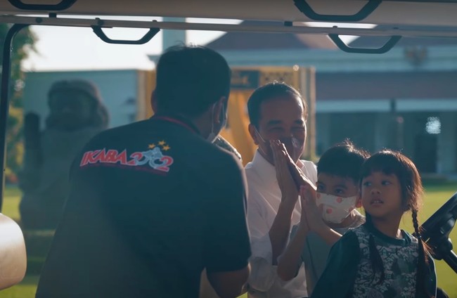 “Ya ampun jan ethes pintere,” tulis netizen. “Tadi lewat videonya di tiktok lucu bgtttt pas jan ethes minal aidin ke tiap org yg datengin trus si sedah daaaaahhhh,” tulis netizen lain. “Masyaallah Jan Ethes sopan bangettt, bisa bisa nya dia bilang Minal Aidzin wal Faidzin dengan ciri khas tangan sungkem ke org2 baruuuuu. Kereeeennnnn!!!!!!” tulis netizen lainnya. Foto: Dok. YouTube Sekretariat Presiden