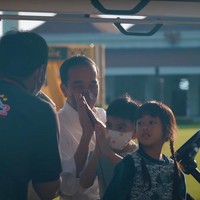 “Ya ampun jan ethes pintere,” tulis netizen. “Tadi lewat videonya di tiktok lucu bgtttt pas jan ethes minal aidin ke tiap org yg datengin trus si sedah daaaaahhhh,” tulis netizen lain. “Masyaallah Jan Ethes sopan bangettt, bisa bisa nya dia bilang Minal Aidzin wal Faidzin dengan ciri khas tangan sungkem ke org2 baruuuuu. Kereeeennnnn!!!!!!” tulis netizen lainnya. Foto: Dok. YouTube Sekretariat Presiden