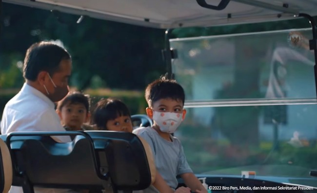 Momen Jan Ethes dan Sedah Mirah menemani Presiden Jokowi menyapa warga di hari kedua Lebaran ini viral setelah diunggah akun YouTube Sekretariat Presiden pada 4 Mei 2022. Nama Jan Ethes sampai menjadi trending topic. Foto: Dok. YouTube Sekretariat Presiden