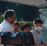 Momen Jan Ethes dan Sedah Mirah menemani Presiden Jokowi menyapa warga di hari kedua Lebaran ini viral setelah diunggah akun YouTube Sekretariat Presiden pada 4 Mei 2022. Nama Jan Ethes sampai menjadi trending topic. Foto: Dok. YouTube Sekretariat Presiden